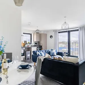 Livestay-new Private Building Minutes From Heathrow Apartment Slough